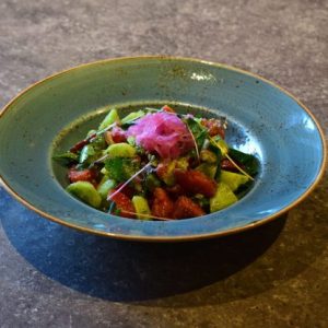 САДОВО-ОВОЩНОЙ САЛАТ С СЫРОМ СУЛУГУНИ И БАЗИЛИКОВОЙ ЗАПРАВКОЙ